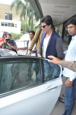 Shahrukh Khan return from Australia in Mumbai on 11th Oct 2013 (37)_52595db1ee75d.JPG